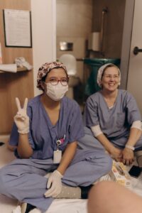 Foto sentada no chão com Paty